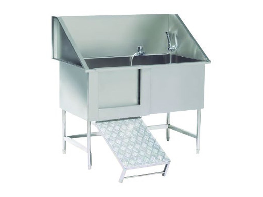 Stainless steel bathing tank with ramp