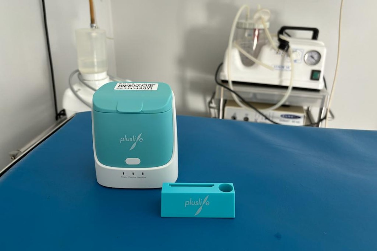 Single isothermal dock on a consulting-room table, anaesthesia trolley behind